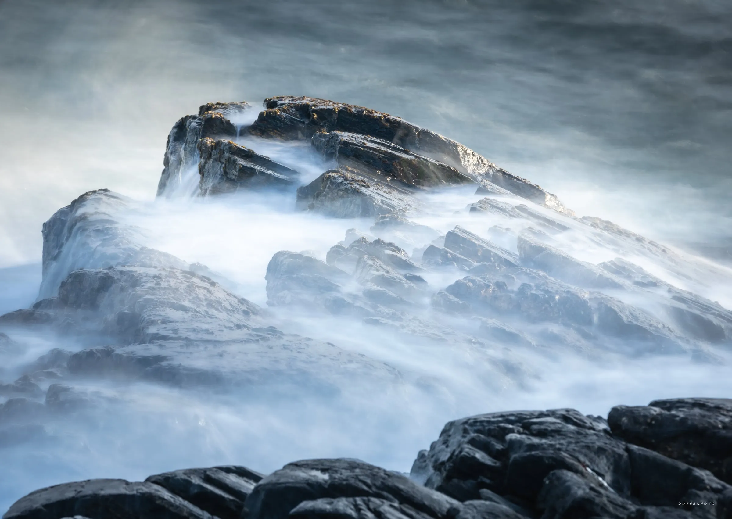 Under Vann – Havet slukte steinen – og slapp den igjen, om og om igjen.
